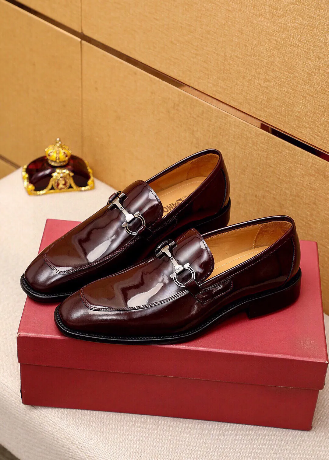 Men's shoes 💰460 💐 Product trademark: Ferragamo "Ferragamo" casual leather shoes Regular size: 38-44 (45🉑️customized) Product materials: Selected imported first-layer open-edge beaded cowhide upper + luxury hardware buckle, imported water-dyed cowhide leather lining. Strong three-dimensional visual effect, original outsole color: 2 colors available